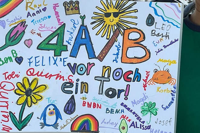 Selbstgebasteltes Schild zum Anfeuern der Klassen 4a und 4b