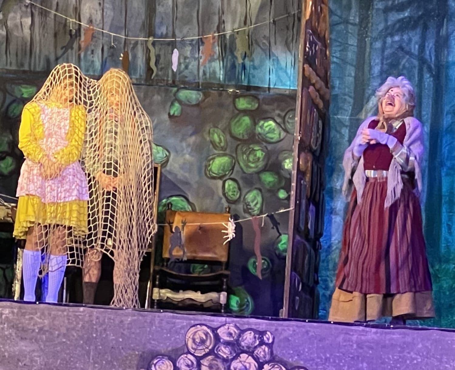 Hänsel und Gretel zusammen mit der Hexe im Märchen „Hänsel und Gretel“