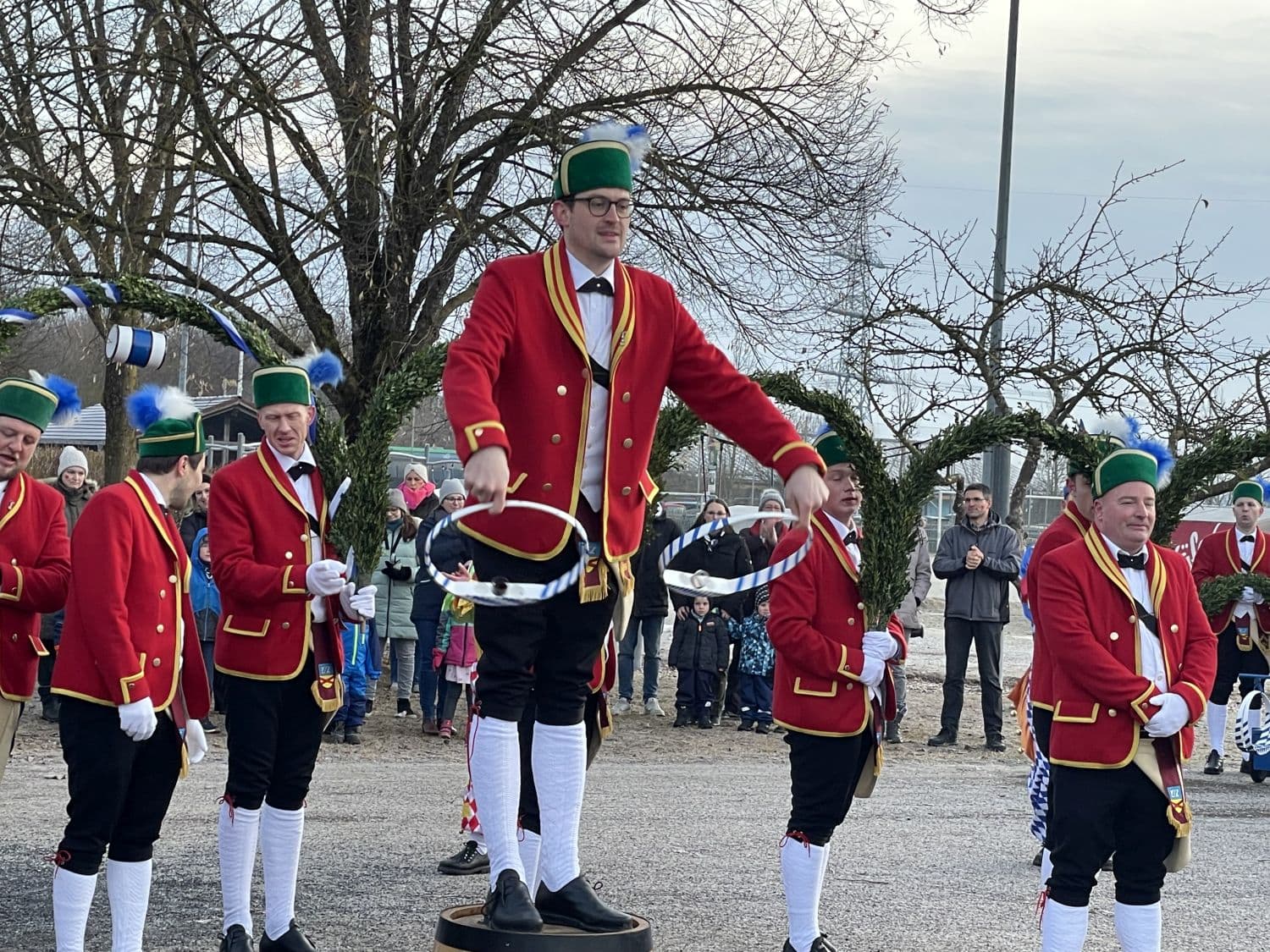 Die Schäffler bei ihrem Auftritt in der Grundschule Parsdorf
