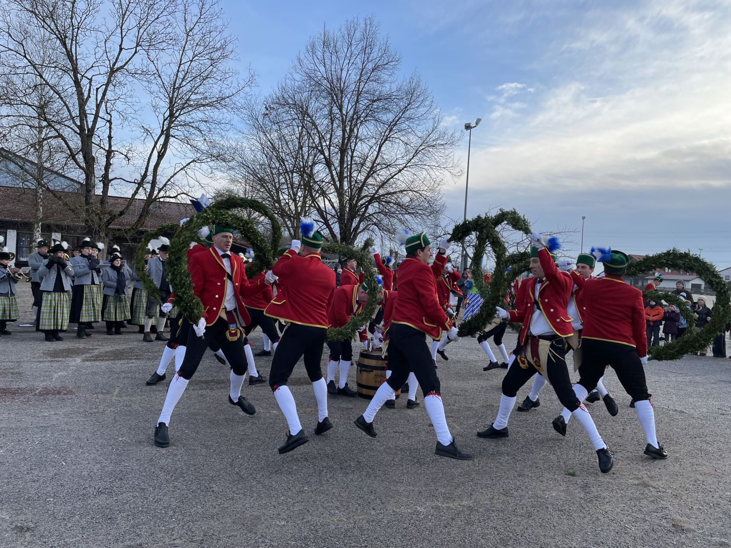 Die Schäffler bei ihrem Auftritt in der Grundschule Parsdorf
