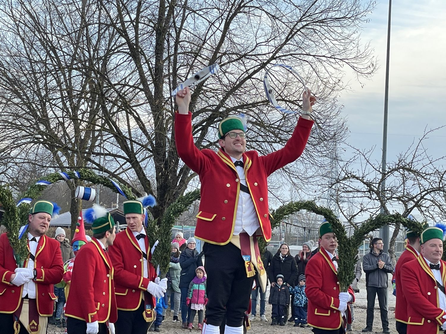 Die Schäffler bei ihrem Auftritt in der Grundschule Parsdorf